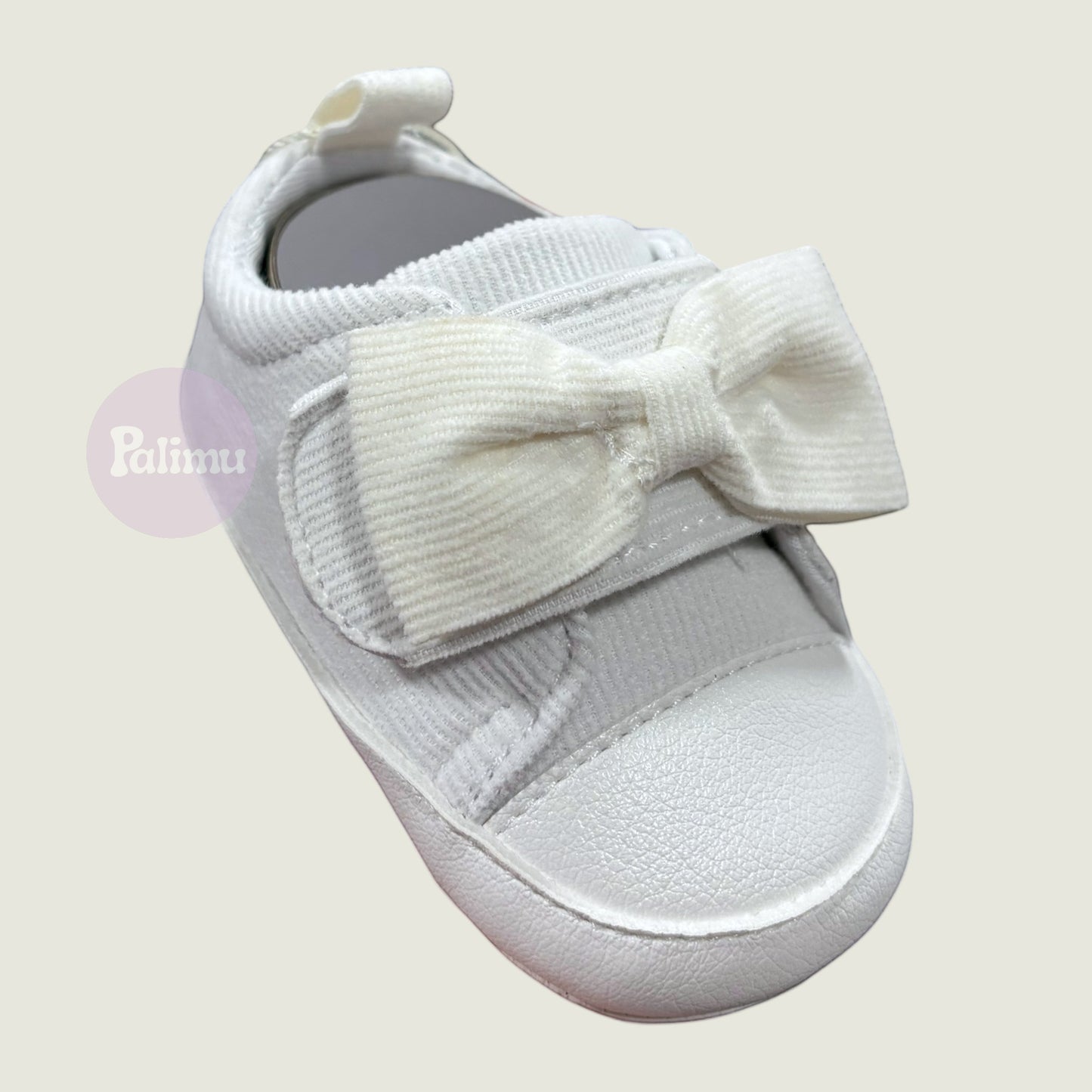 Zapatilla de bebé, lazo blanco