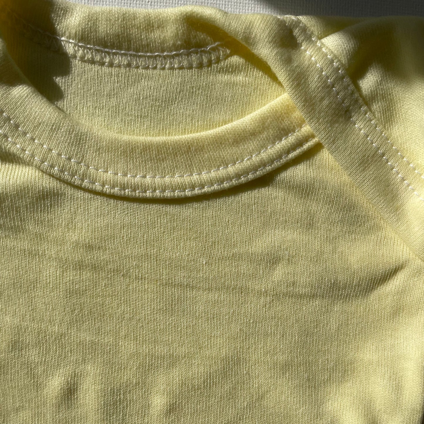 ajuar liso amarillo palido