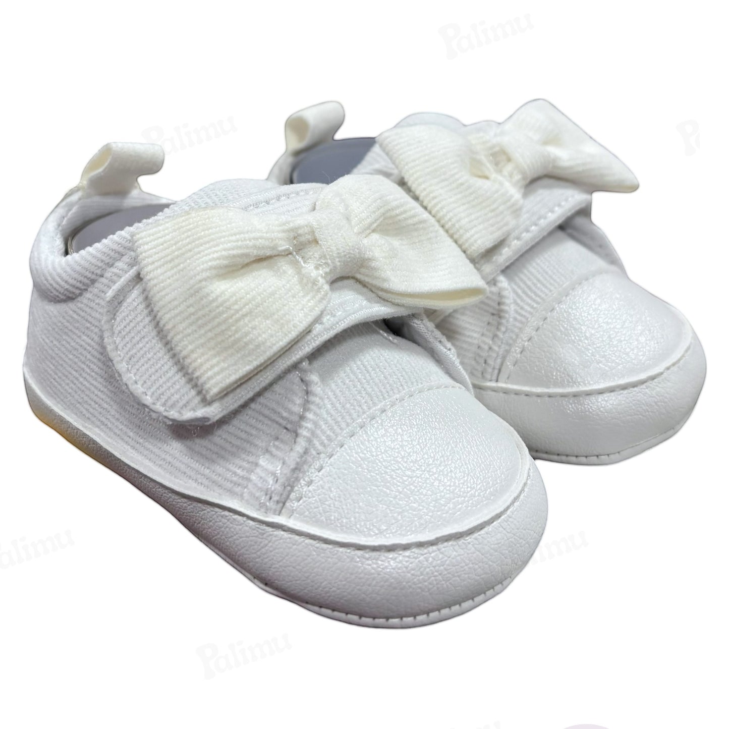 Zapatilla de bebé, lazo blanco
