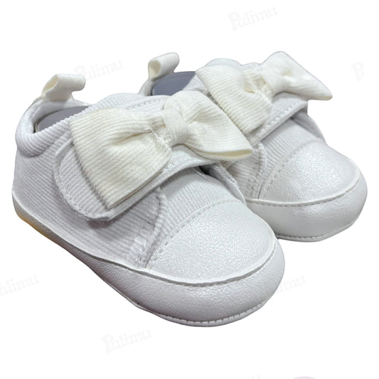 Zapatilla de bebé, lazo blanco