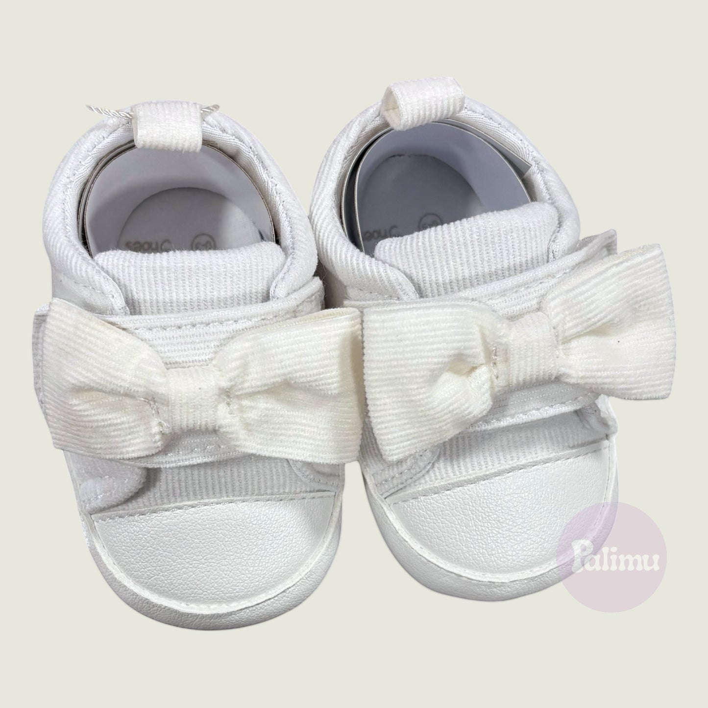 Zapatilla de bebé, lazo blanco
