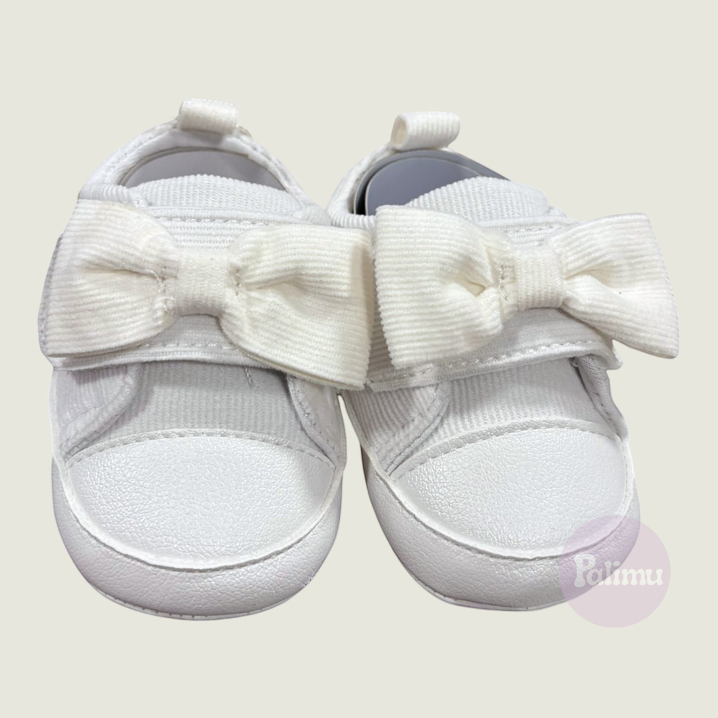 Zapatilla de bebé, lazo blanco