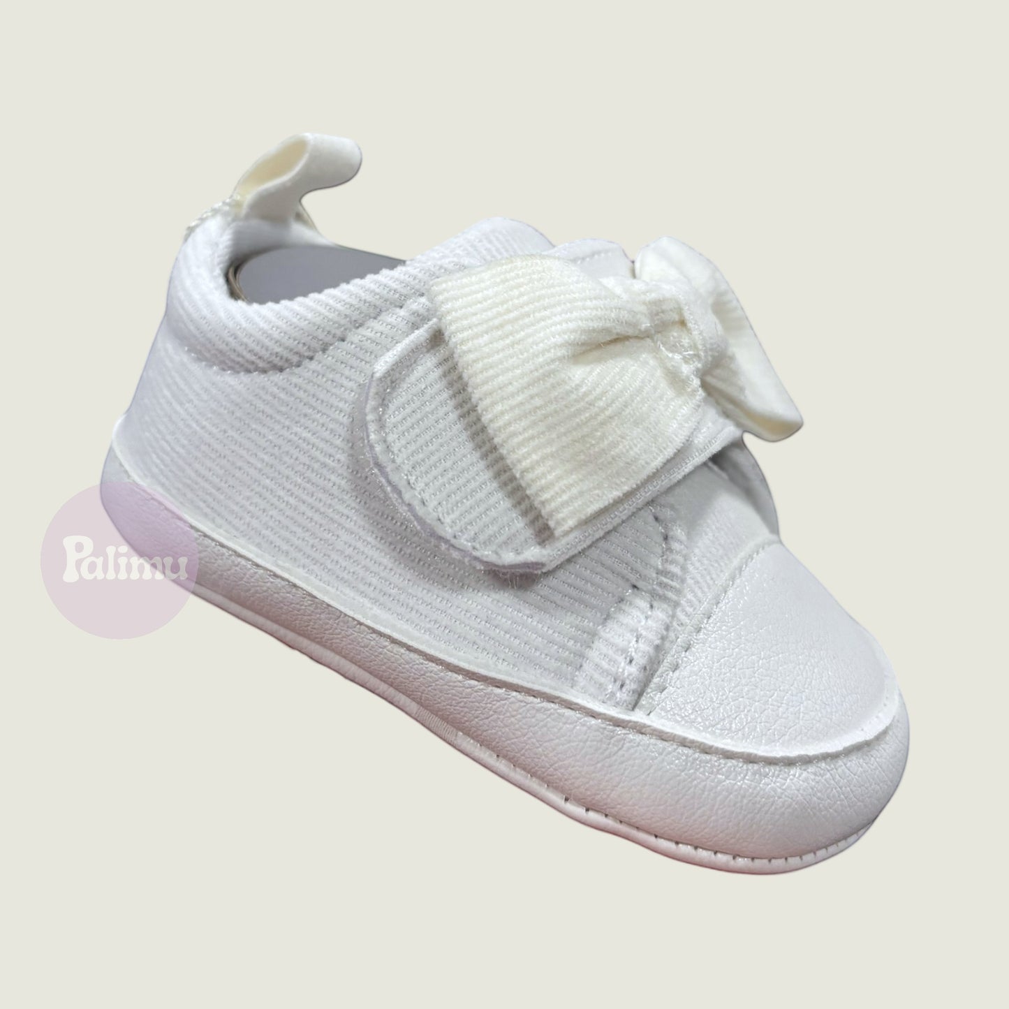 Zapatilla de bebé, lazo blanco